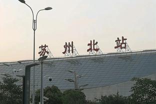 凯旋！国足成员深夜抵达深圳机场，受到球迷们热烈欢迎